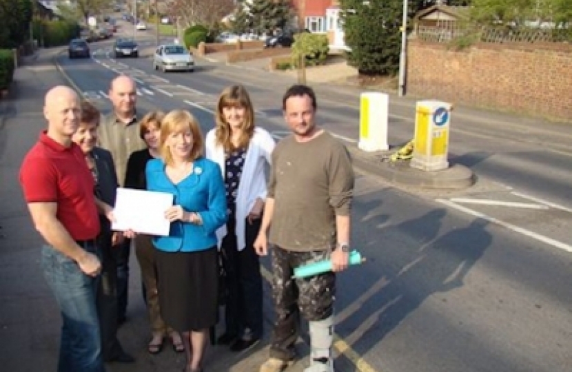 Eleanor Laing MP receives petition in Loughton Way