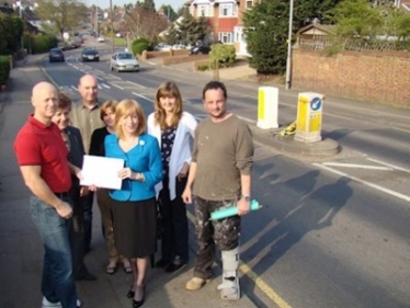Eleanor Laing MP receives petition in Loughton Way